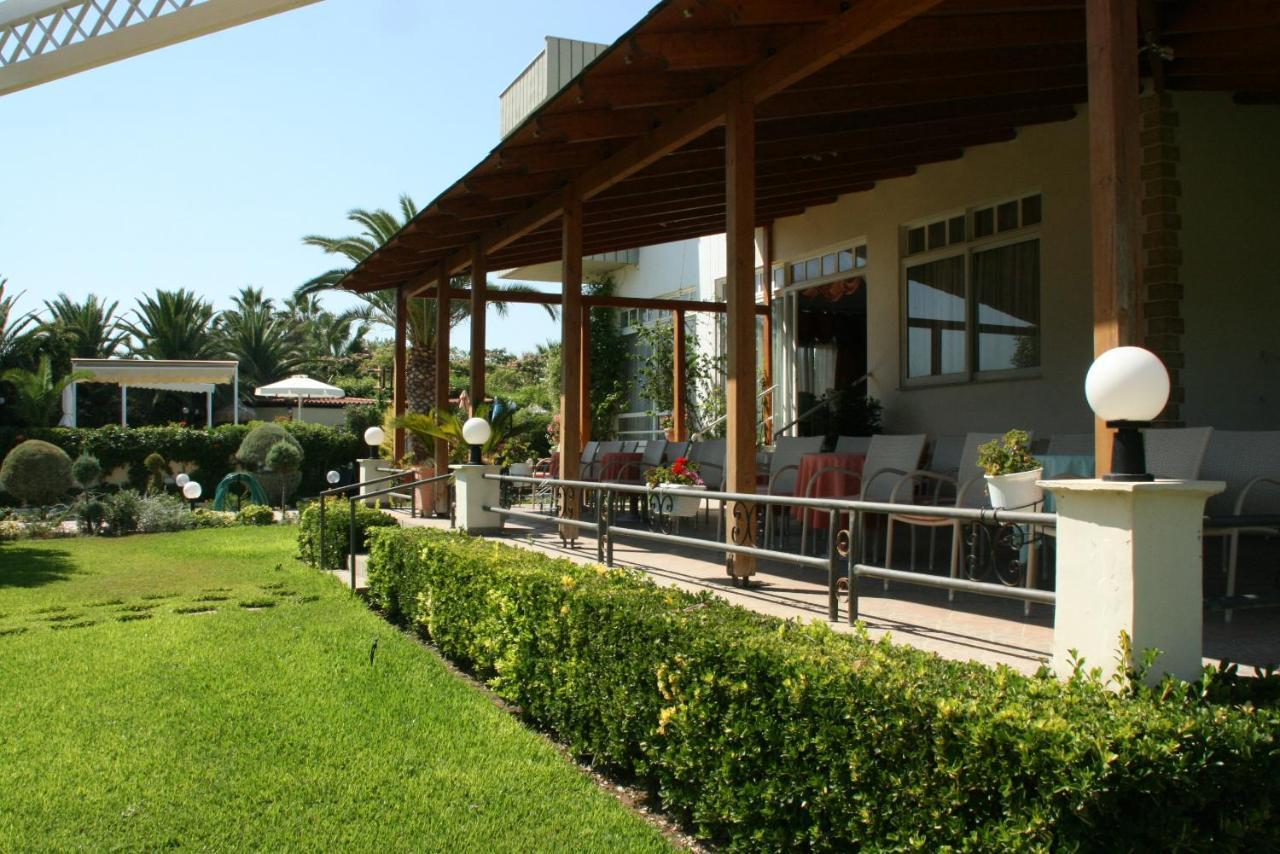 Batis Hotel Livanátai Zewnętrze zdjęcie